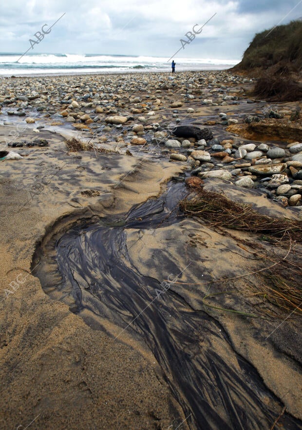 El temporal deja sin arena la playa de Ponzos