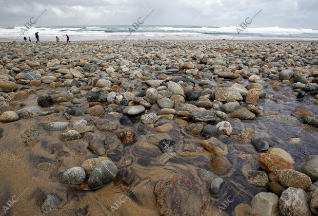 El temporal deja sin arena la playa de Ponzos