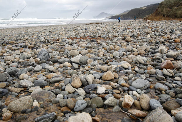 El temporal deja sin arena la playa de Ponzos