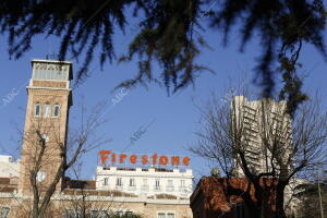 Anuncio de Firestone situado frente A la puerta del paseo de Coches del retiro...