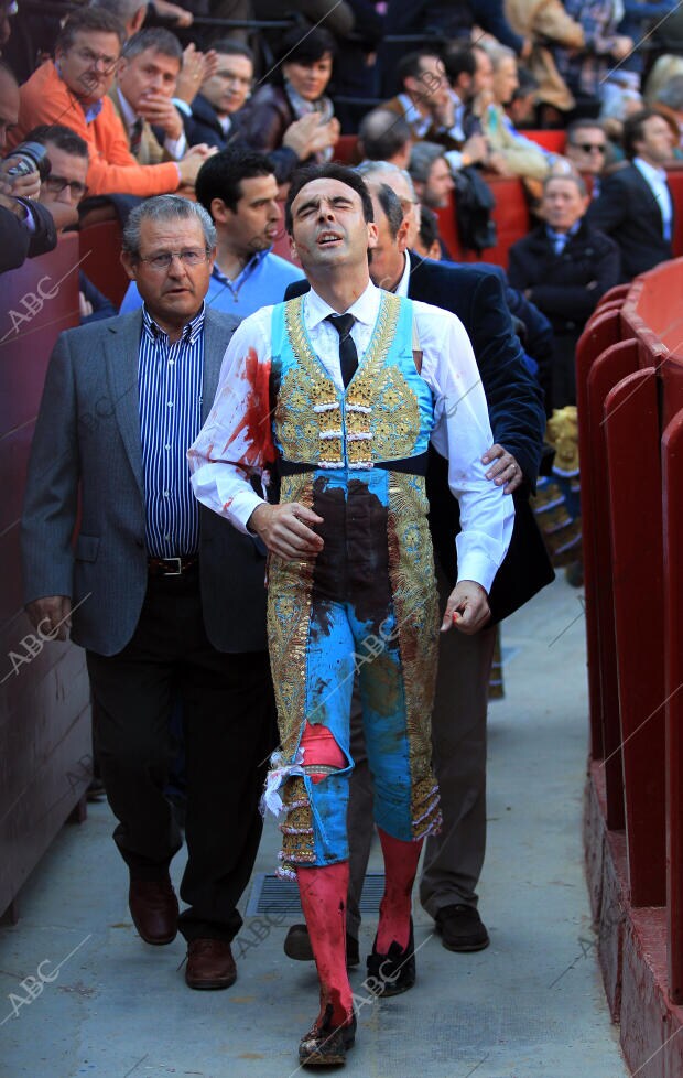 El torero Enrique Ponce sufre un percance con el primer toro de su lote en la...