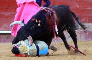 El torero Enrique Ponce sufre un percance con el primer toro de su lote en la...