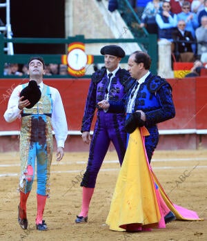 El torero Enrique Ponce sufre un percance con el primer toro de su lote en la...