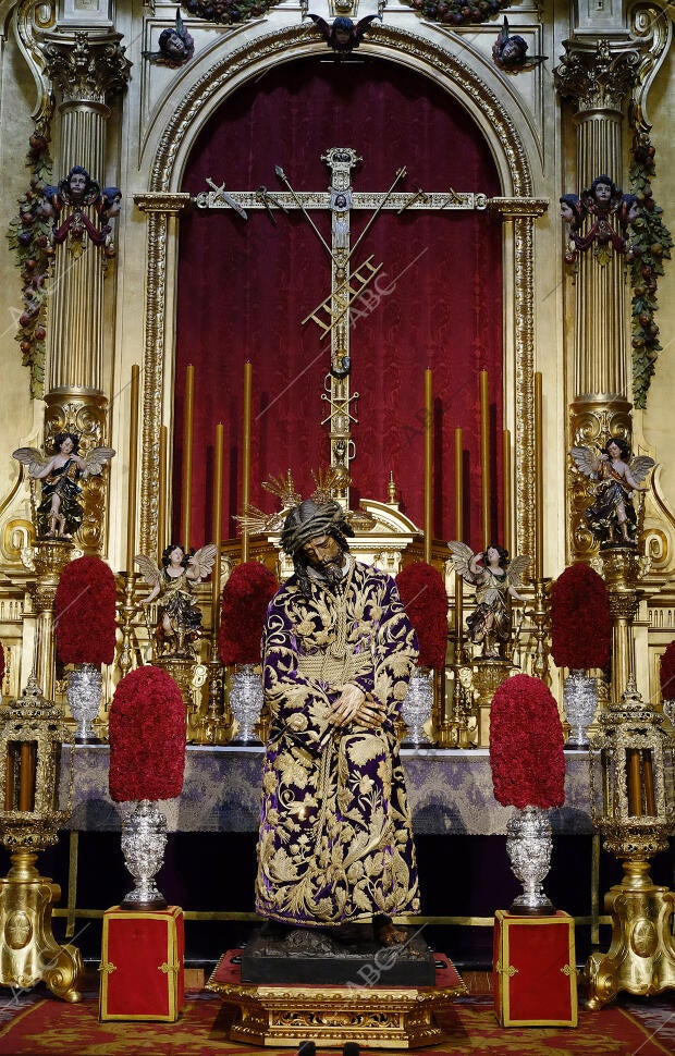 Besamanos a Nuestro Padre Jesús del Gran Poder en su basílica, vestido con la...