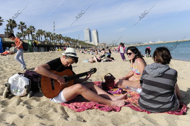 Playa de Barcelona. Barceloneta. Vacaciones de semana Santa. Turismo. Fotos Ines...