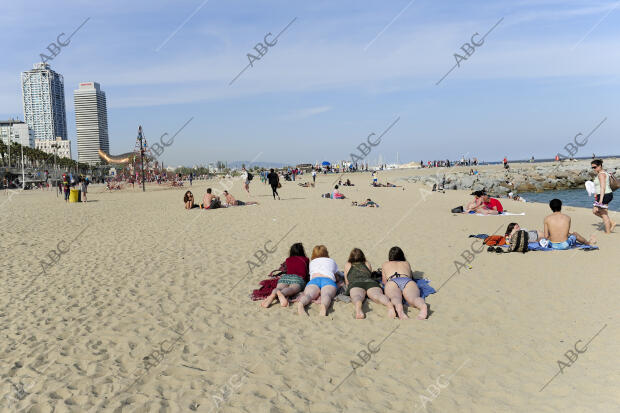 Playa de Barcelona. Barceloneta. Vacaciones de semana Santa. Turismo. Fotos Ines...