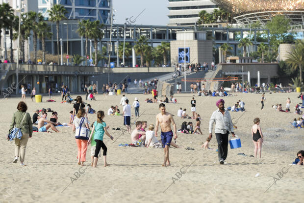 La playa de la Barceloneta durante las vacaciones