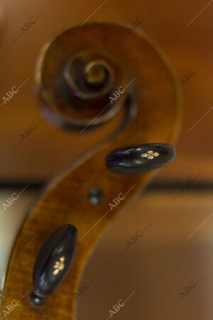 Pablo Ferrández con un violonchelo Stradivarius foto, Isabel Permuy ARCHDC