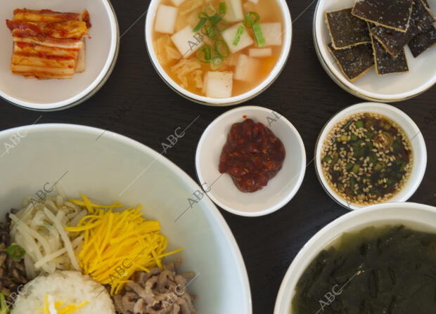 El embajador PARK Hee-Kwon y su esposa Jee Hyeon Lee ofrecen almuerzo y posan...