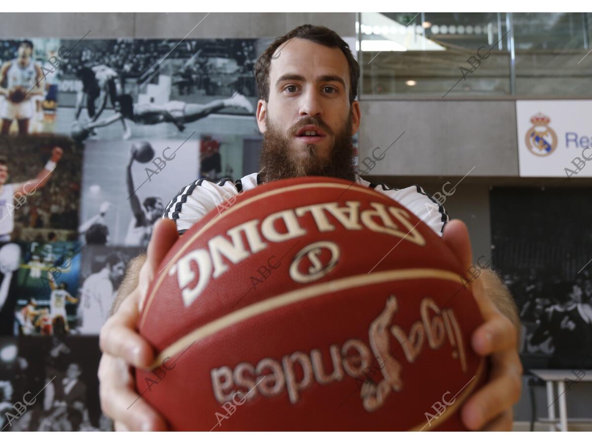 Entrevista Con El Jugador De Baloncesto Del Real Madrid Sergio ...