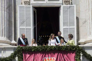 Proclamacion Felipe VI a su salida al Balcon del Palacio Real en la Plaza de...