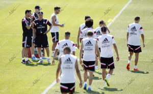 El nuevo segundo entrenador del Real Madrid, Fernando Hierro,junto al primer...