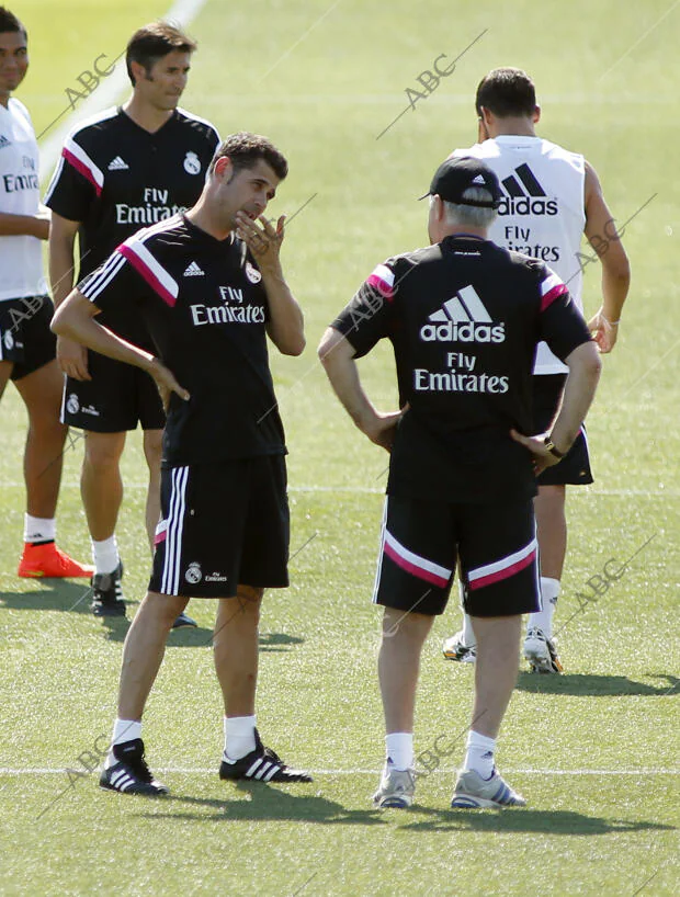 El nuevo segundo entrenador del Real Madrid, Fernando Hierro,junto al primer...