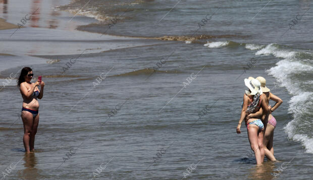 Playa y terrazas por el buen tiempo y las altas temperaturas en la costa...