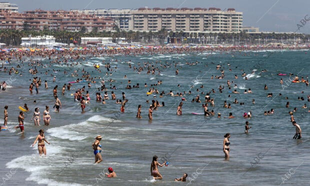 Playa y terrazas por el buen tiempo y las altas temperaturas en la costa...