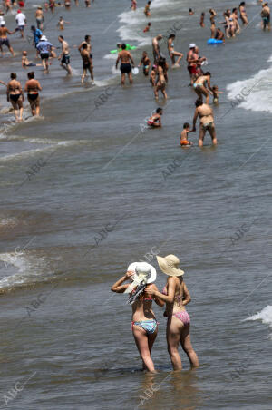 Playa y terrazas por el buen tiempo y las altas temperaturas en la costa...