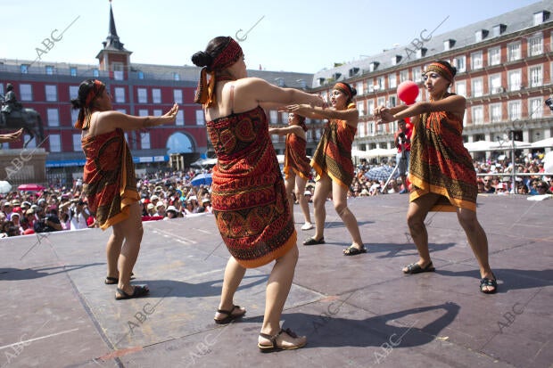 día de Perú en la plaza mayor