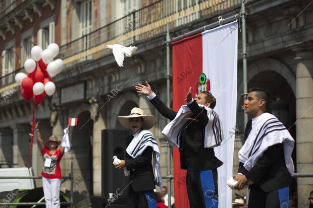 día de Perú en la plaza mayor