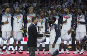 En la imagen: James Harden recibe del Rey Felipe la copa de Campeon del Mundo