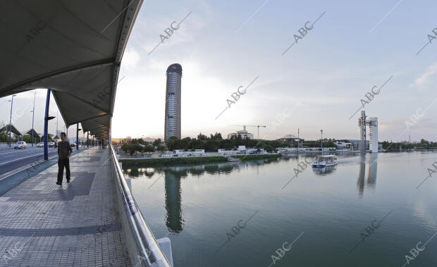 Panorámicas del Río Guadalquivir, el Pabellón de la Navegación y Torre Sevilla