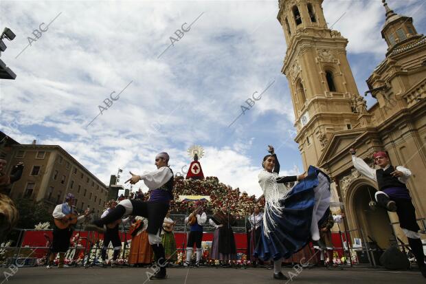Ofrenda de Flores a la Virgen del Pilar Foto Fabián Simón archdc