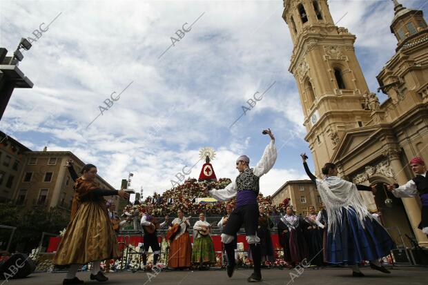Ofrenda de Flores a la Virgen del Pilar Foto Fabián Simón archdc