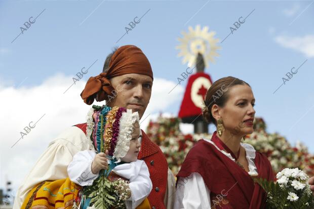 Ofrenda de Flores a la Virgen del Pilar Foto Fabián Simón archdc