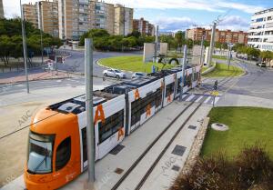 Tram a su paso por el Bulevar del Plá, confluencia con Padre Esplá Foto Juan...