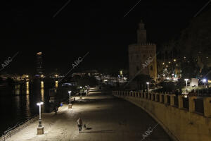 La torre del Oro, con torre Sevilla al Fondo