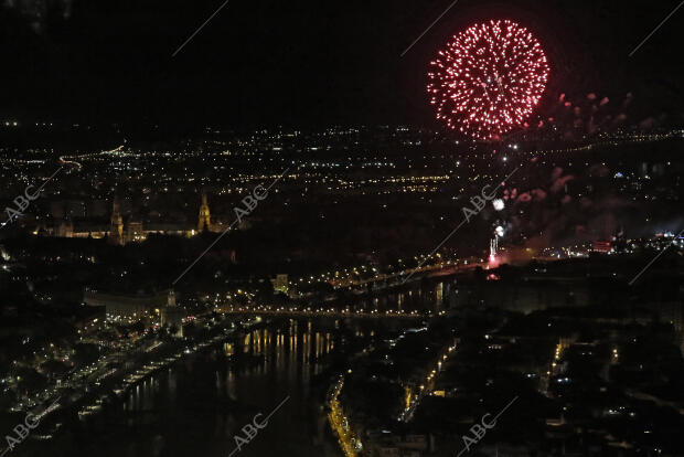 Sábado de Feria, fuegos artificiales desde el hotel Torre de Sevilla