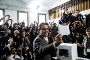 Los catalanes votan para la consulta política sobre el futuro de la...