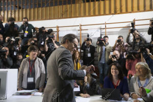 Los catalanes votan para la consulta política sobre el futuro de la...