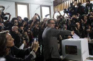 Los catalanes votan para la consulta política sobre el futuro de la...