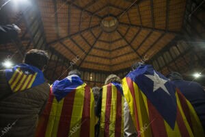 Los catalanes votan para la consulta política sobre el futuro de la...