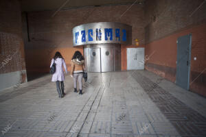 Discoteca Macumba y bajos comerciales en el último piso de la estación de...