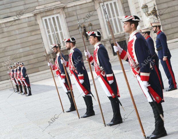 Ceremonia del relevo solemne de la Guardia Real en el Palacio Real