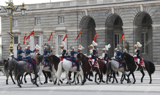 Ceremonia del relevo solemne de la Guardia Real en el Palacio Real