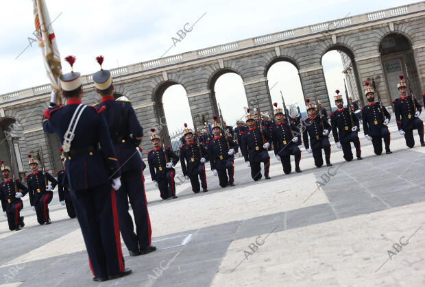 Ceremonia del relevo solemne de la Guardia Real en el Palacio Real