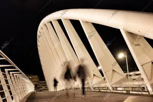 Vista nocturna del Puente de la Exposición, conocido también como «de la...