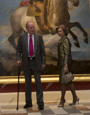 Los Reyes don Juan Carlos y doña Sofía Visitan en el palacio real el cuadro de...