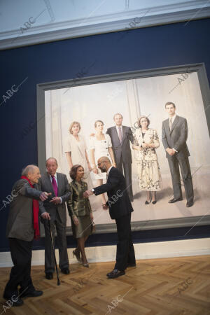 Los Reyes don Juan Carlos y doña Sofía Visitan en el palacio real el cuadro de...