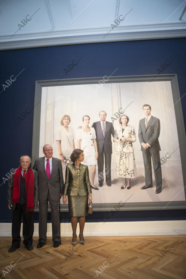 Los Reyes don Juan Carlos y doña Sofía Visitan en el palacio real el cuadro de...