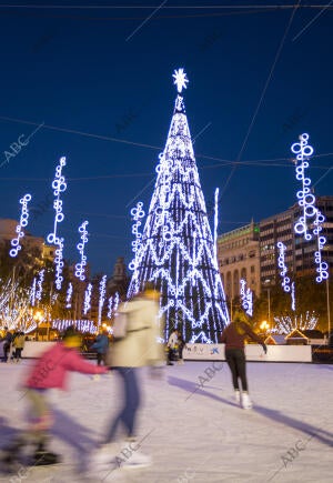 Pista de hielo en la plaza del Ayuntamiento de Valencia