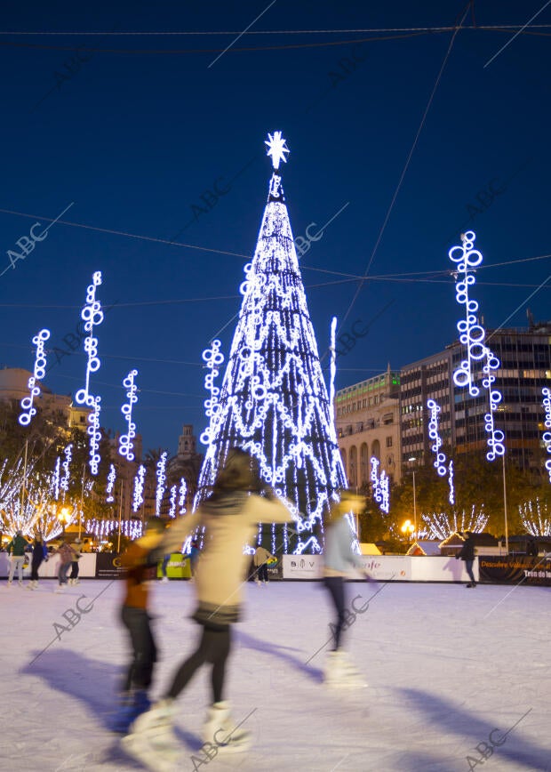 Pista de hielo en la plaza del Ayuntamiento de Valencia