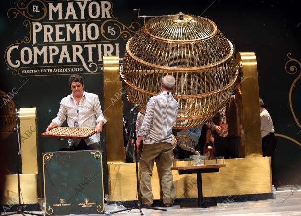 preparativos en el teatro real para el sorteo de la loteria de navidad