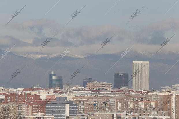 Vistas de la ciudad de Madrid hoy domingo con índices de contaminación bajos