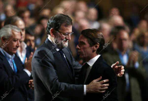 El presidente Mariano Rajoy y José María Aznar en la convención del Pp
