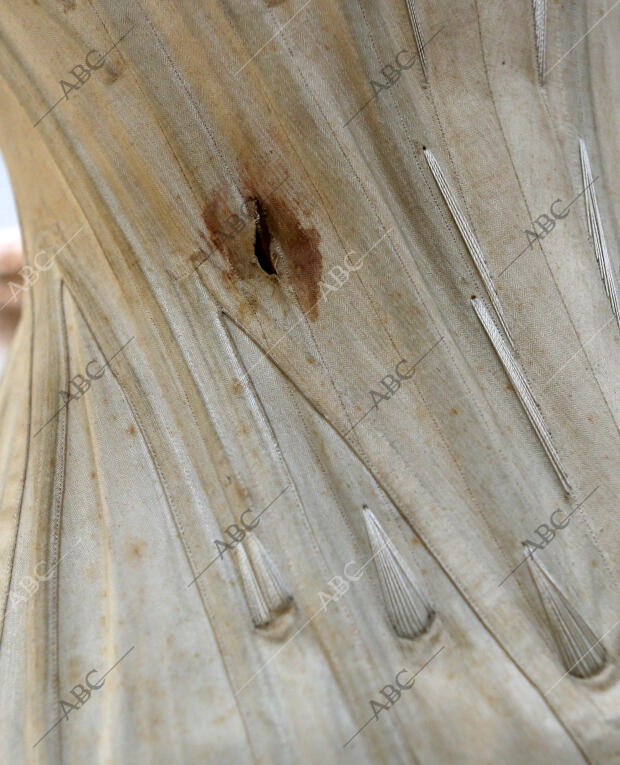 Corpiño de la reina Isabel II que muestra el agujero de arma blanca con el que...