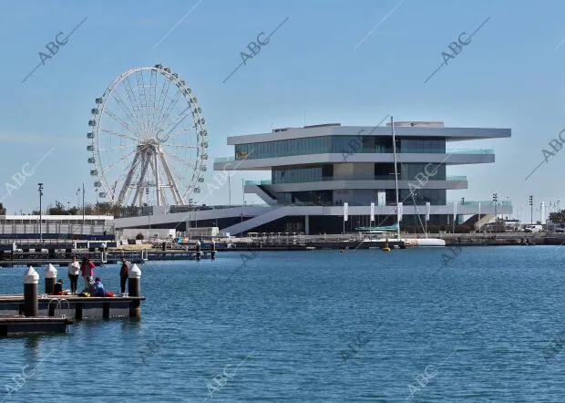 Vista de la noria instalada en el puerto de Valencia