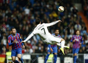 Partido de Liga entre el Real Madrid y el Levante, en el estadio Santiago...